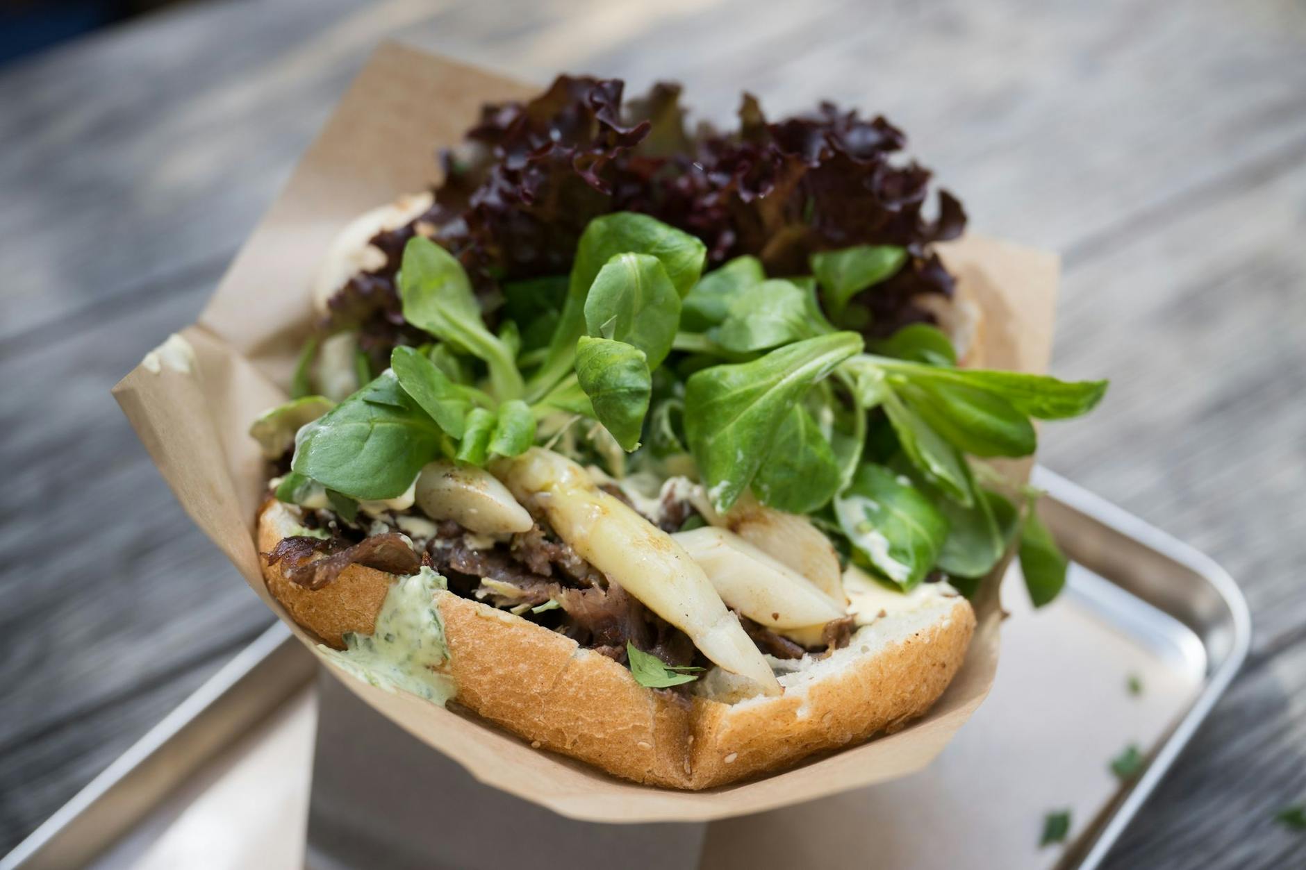 PRODUKTION - Für manch einen eine Kombination des Besten, das die deutsche Küche zu bieten hat: Ein «Döner Beelitzer Art» mit Spargel in einem Berliner Restaurant.