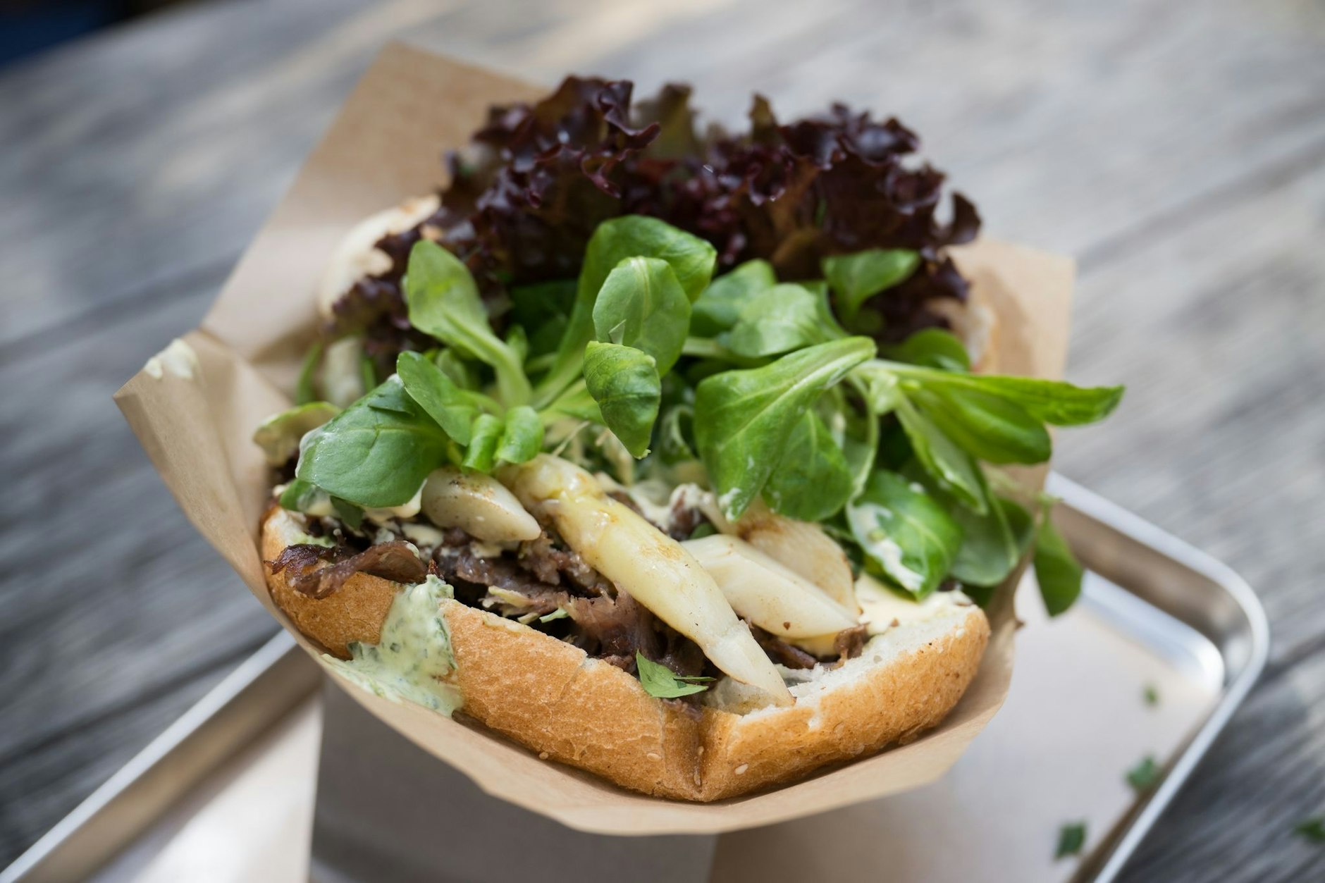 PRODUKTION - Für manch einen eine Kombination des Besten, das die deutsche Küche zu bieten hat: Ein «Döner Beelitzer Art» mit Spargel in einem Berliner Restaurant.  