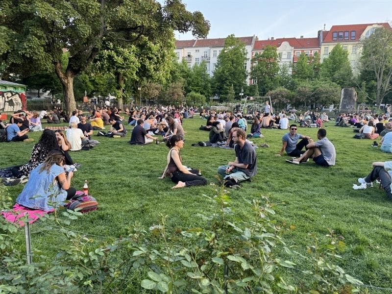 Entspannte Stimmung am Boxhagener Platz in Friedrichshain kurz vor Beginn der queer-feministischen Demonstration.