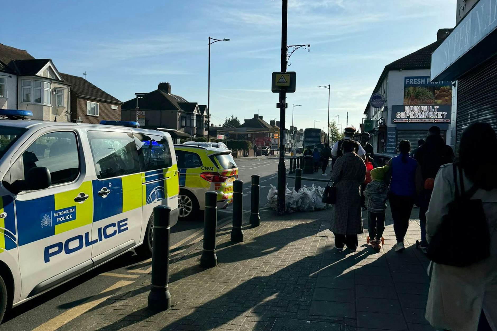 In Ostlondon hat ein Mann mit einem Schwert Bürger und zwei Polizeibeamte angegriffen. Er wurde festgenommen. Der Vorfall wird nicht als terroristisch eingestuft.