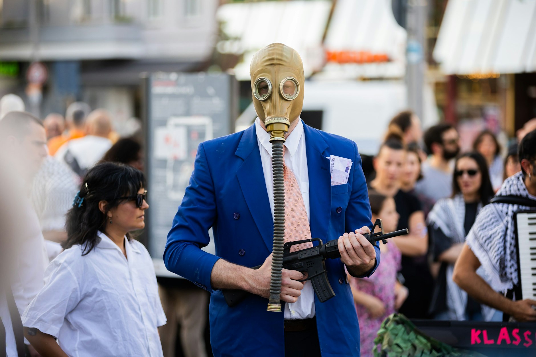 Ein Mann mit Gasmaske und Spielzeugwaffe nimmt an der Demonstration in Wedding teil.&nbsp;