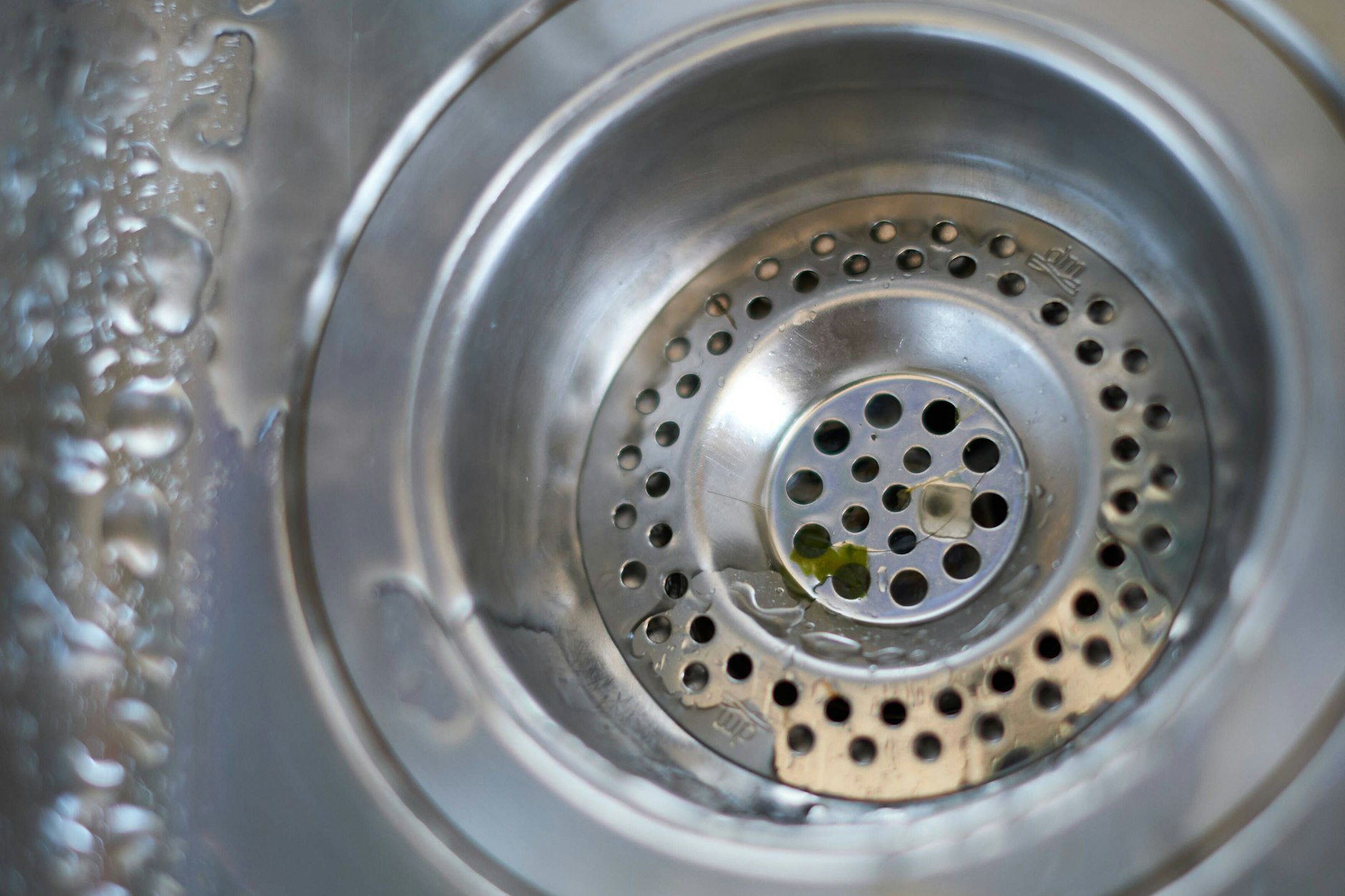 Zum Reinigen eines verstopften Abflusses reichen oft Hausmittel aus.