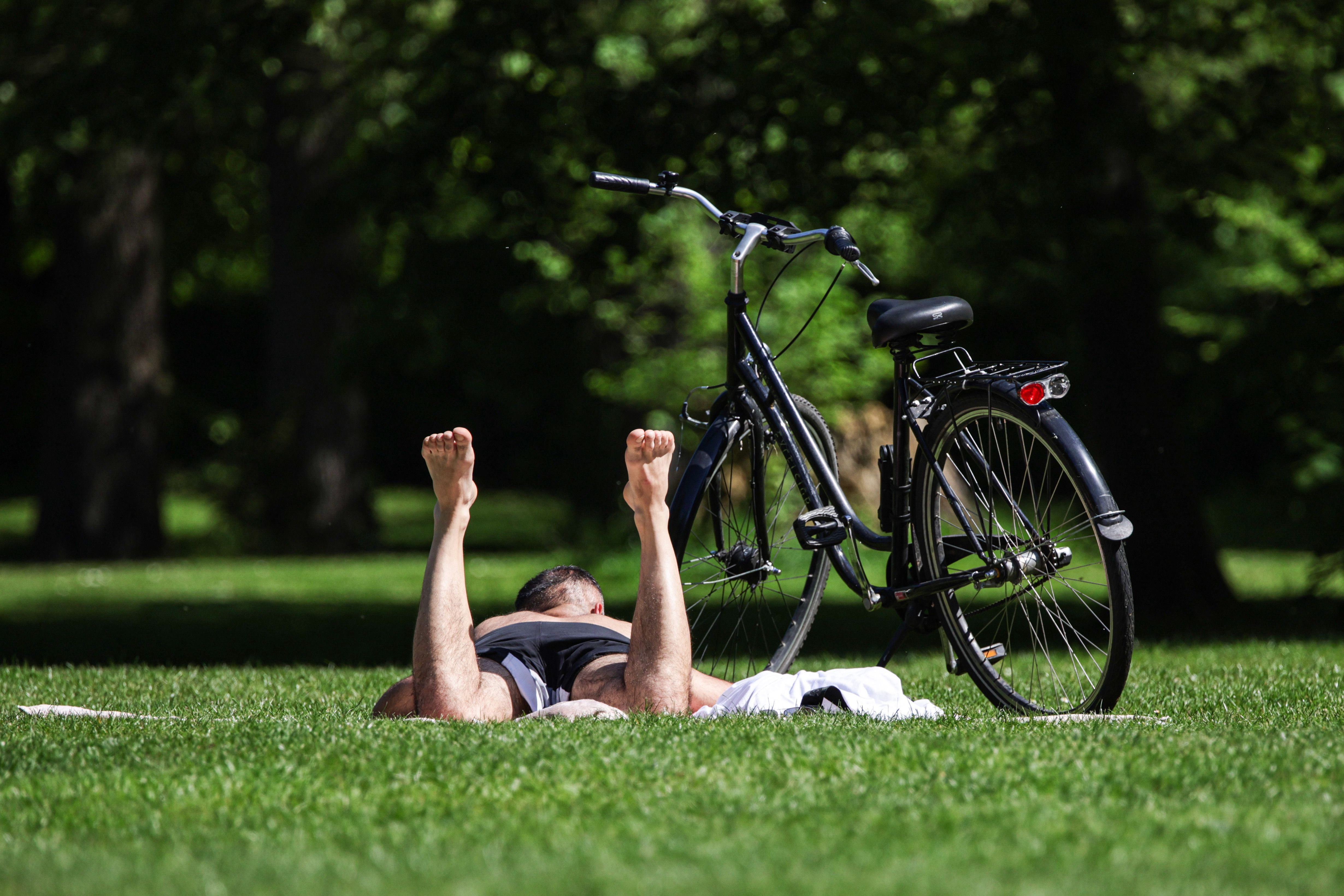 Die Parks werden bei der Hitze immer voller: Arbeitet überhaupt noch jemand in Berlin?