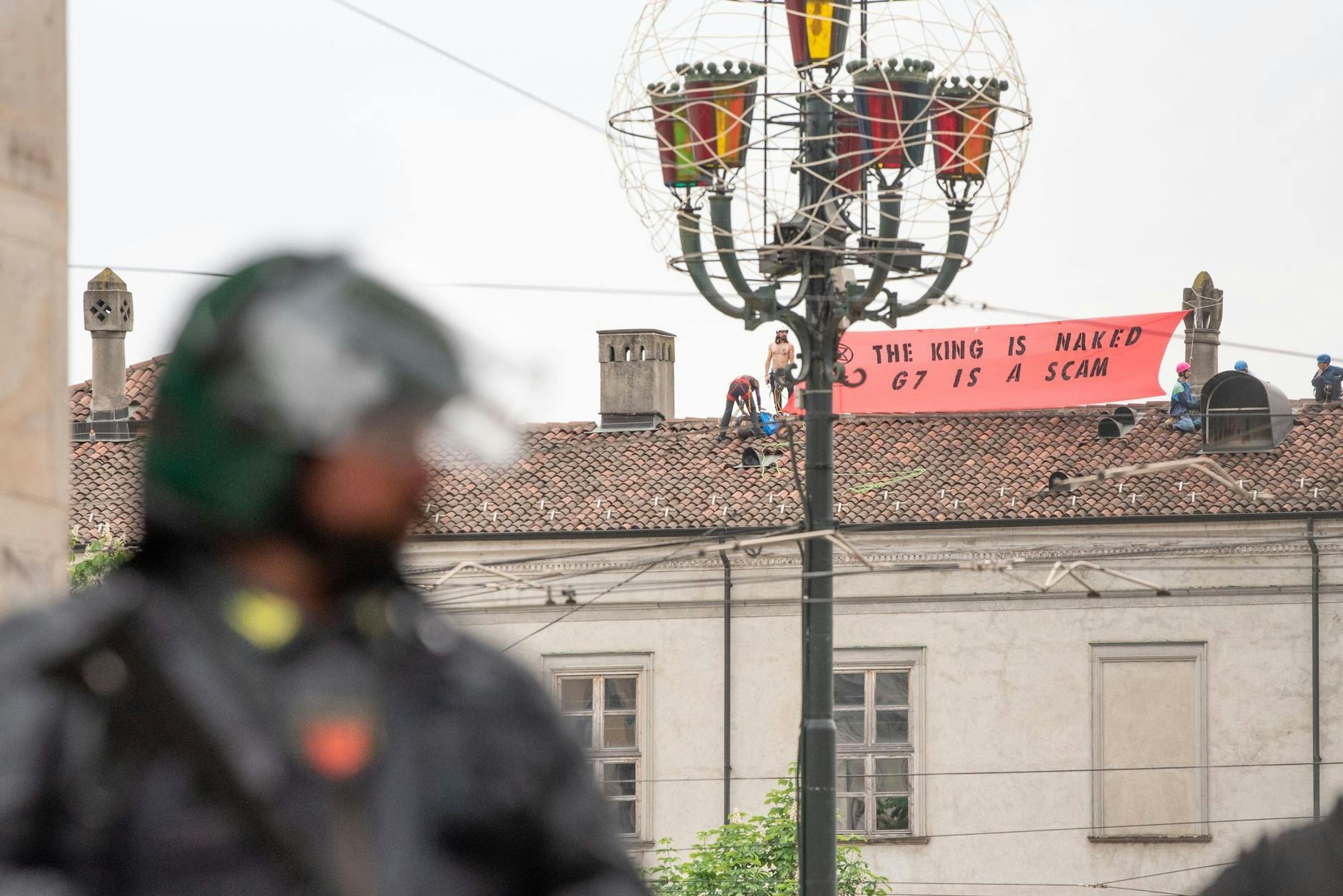Protest von oben: Aktivisten der Gruppe Extinction Rebellion halten auf dem Dach eines Turiner Universitätsgebäudes ein Banner hoch. Sie protestieren gegen den am Boden stattfindenden G7-Gipfel in Italien. ress/dpa