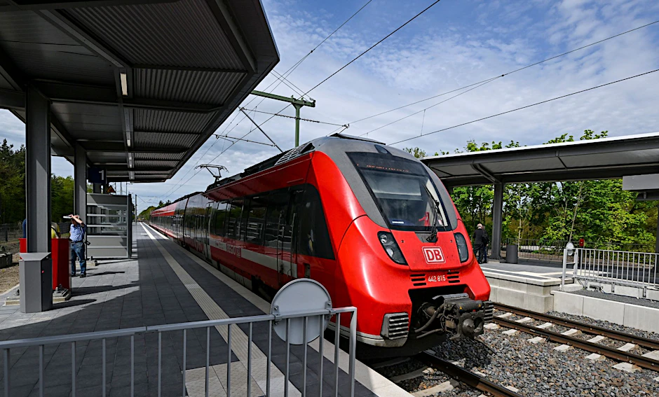 Die Bahnsteige sind vollständig barrierefrei ausgebaut.  