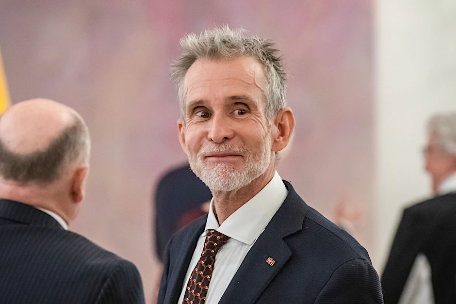ARCHIV - Ulrich Matthes, Schauspieler, kommt zur Zeremonie der Verleihung des Großkreuzes des Verdienstordens.  
