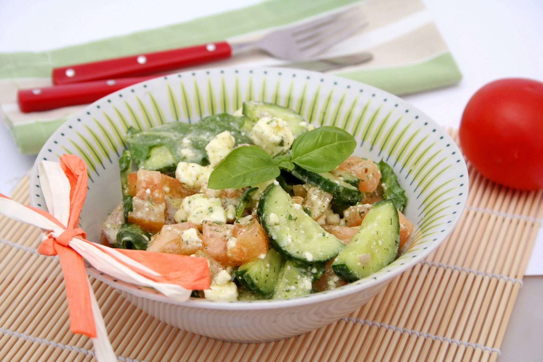 Das Rezept für Schopska-Salat ist gesund und lecker.