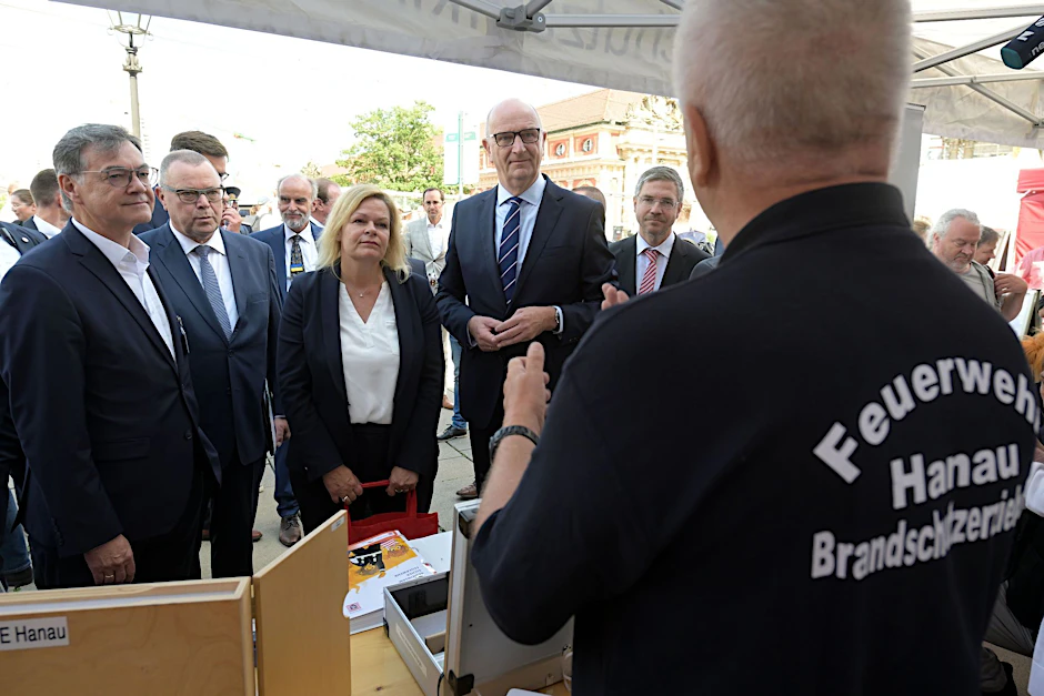 ARCHIV - Bundesinnenministerin Nancy Faeser (l.) informiert sich am Stand der Feuerwehr Hanau während ihres Besuchs beim «Tag des Bevölkerungsschutzes» in Potsdam.  