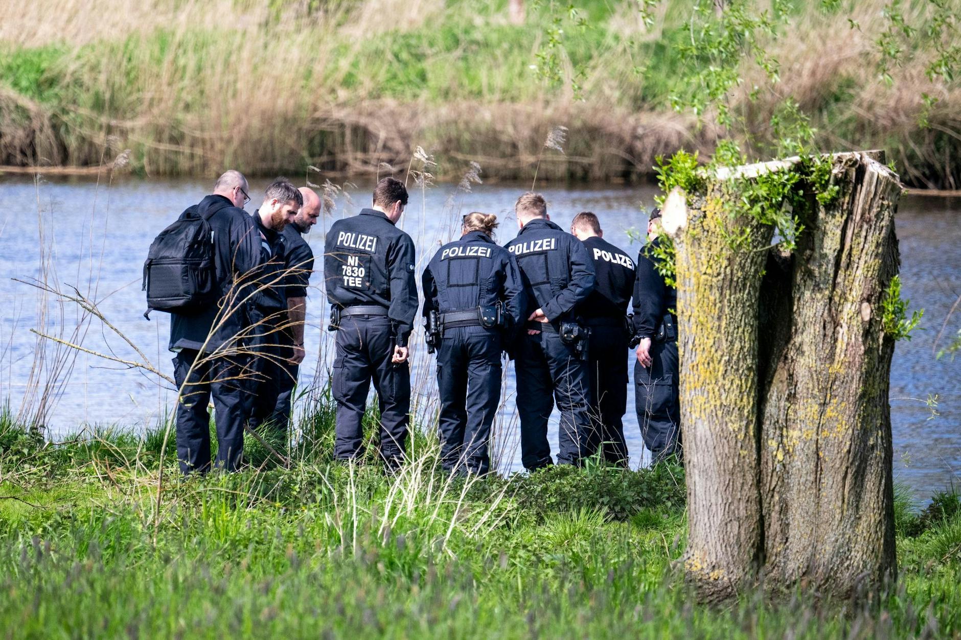 Einsatzkräfte der Polizei stehen am Ufer der Oste. Seit einer Woche fehlt jede Spur von Arian, einem sechsjährigen Jungen aus Elm.
Eine Gesamtfläche von mehr als 7500 Fußballfeldern ist laut Polizei bereits abgesucht worden.