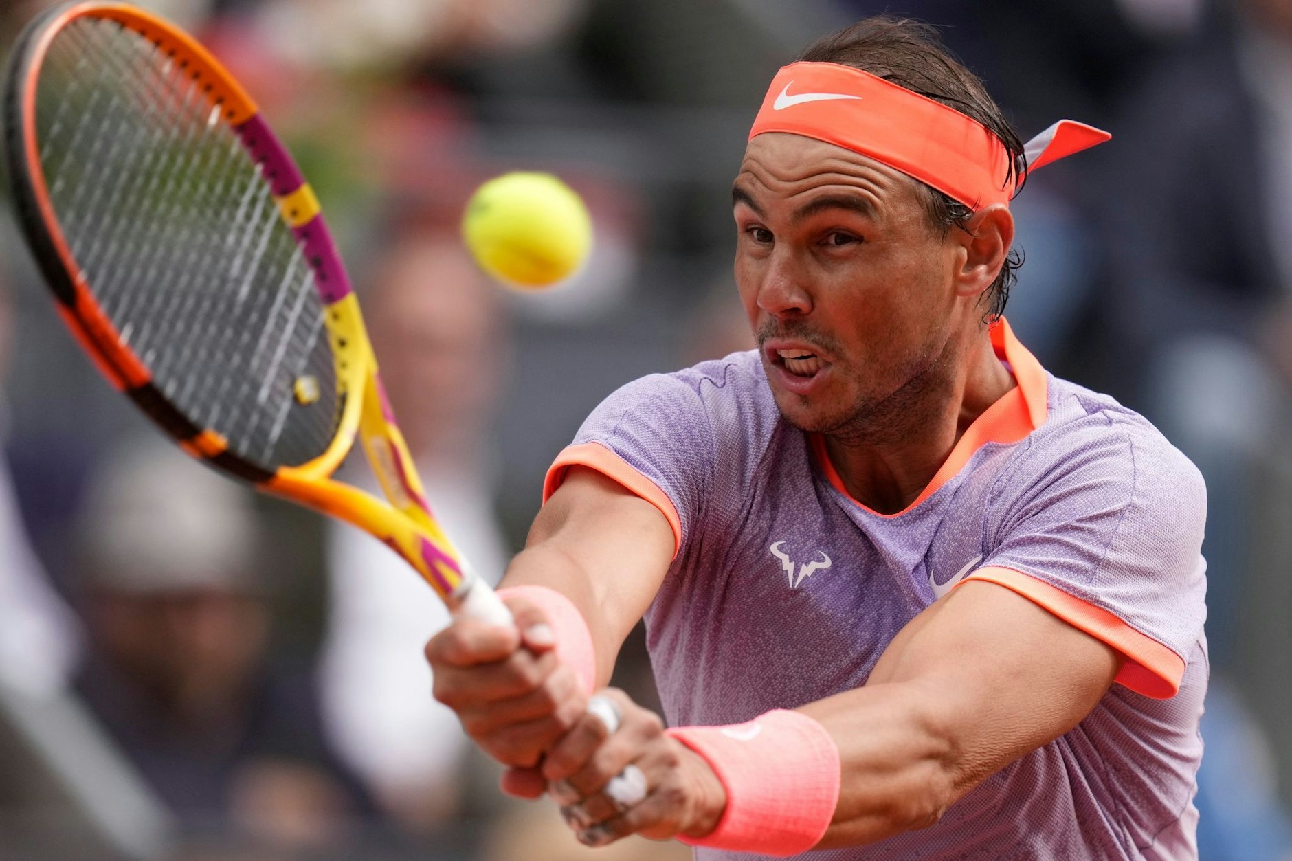 Präzision und Kraft: Während der ATP-Tour Mutua Madrid Open entgleiten Rafael Nadal aus Spanien kurz die Gesichtszüge. Das Spiel entscheidet er jedoch für sich und steht nun im Achtelfinale.  