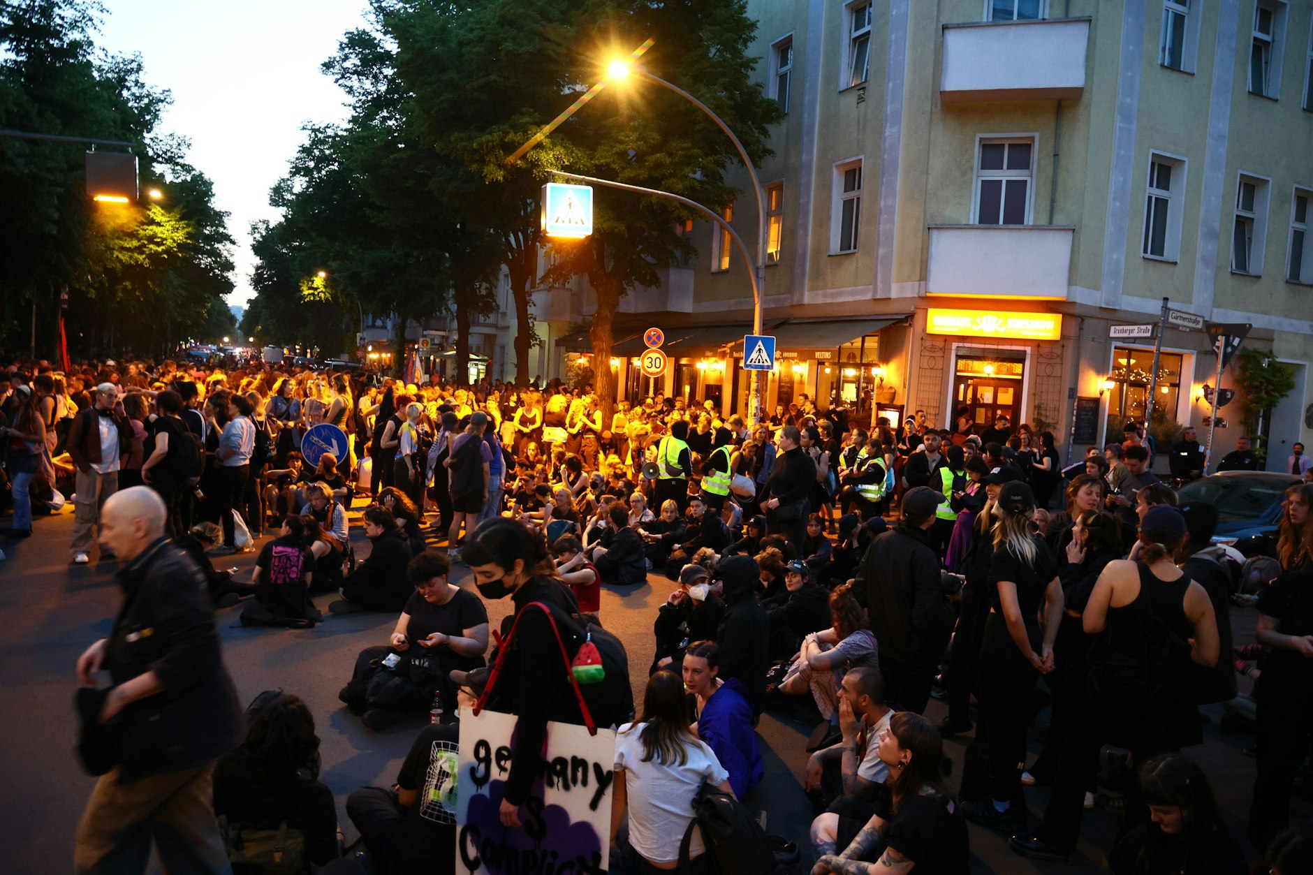 Berlin-Friedrichshain: Menschen versammeln sich vor Beginn der queer-feministischen Demo „Take Back The Night“.
