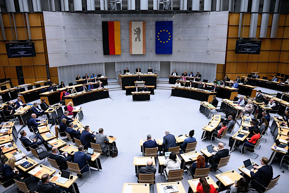 ARCHIV - Elif Eralp (Die Linke) spricht bei der Plenarsitzung des Berliner Abgeordnetenhauses.  