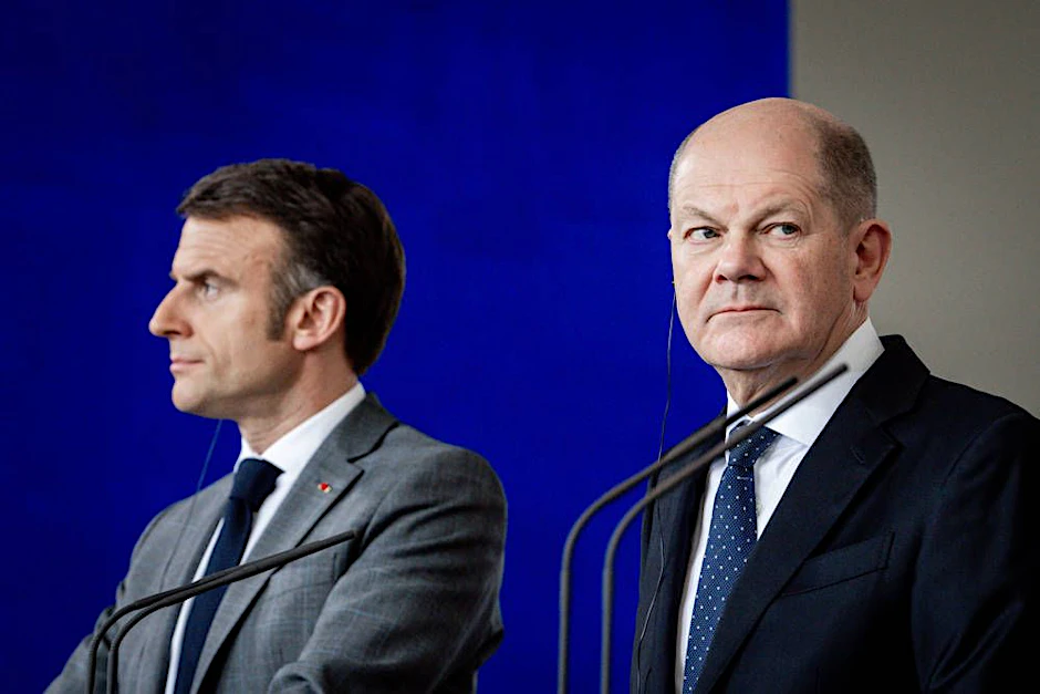 Frankreichs Präsident Emmanuel Macron und Bundeskanzler Olaf Scholz bei einem Treffen im Rahmen des Weimarer Dreiecks in Berlin.