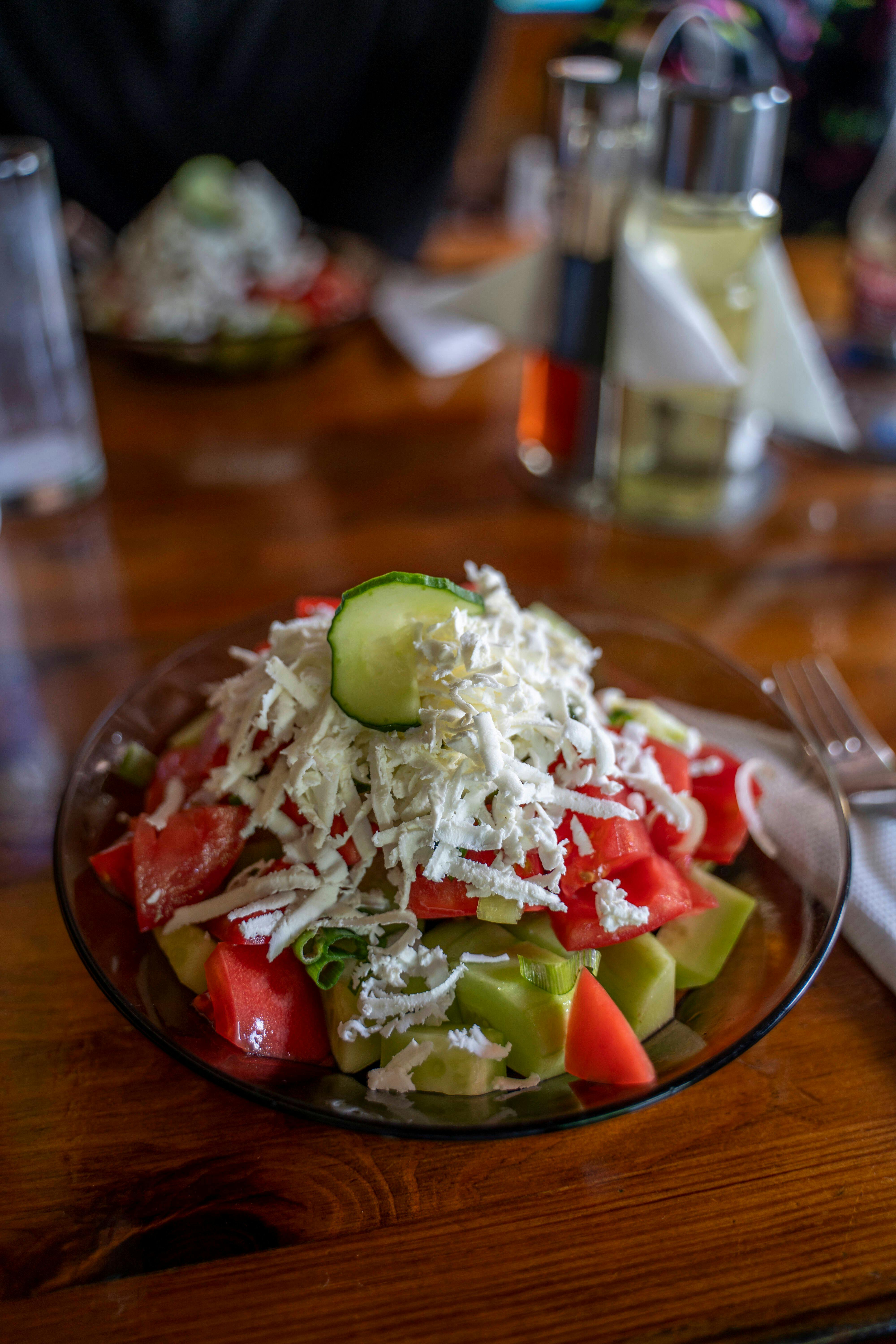 DDR-Klassiker Schopska-Salat: Mit diesem Rezept schmeckt er wie früher