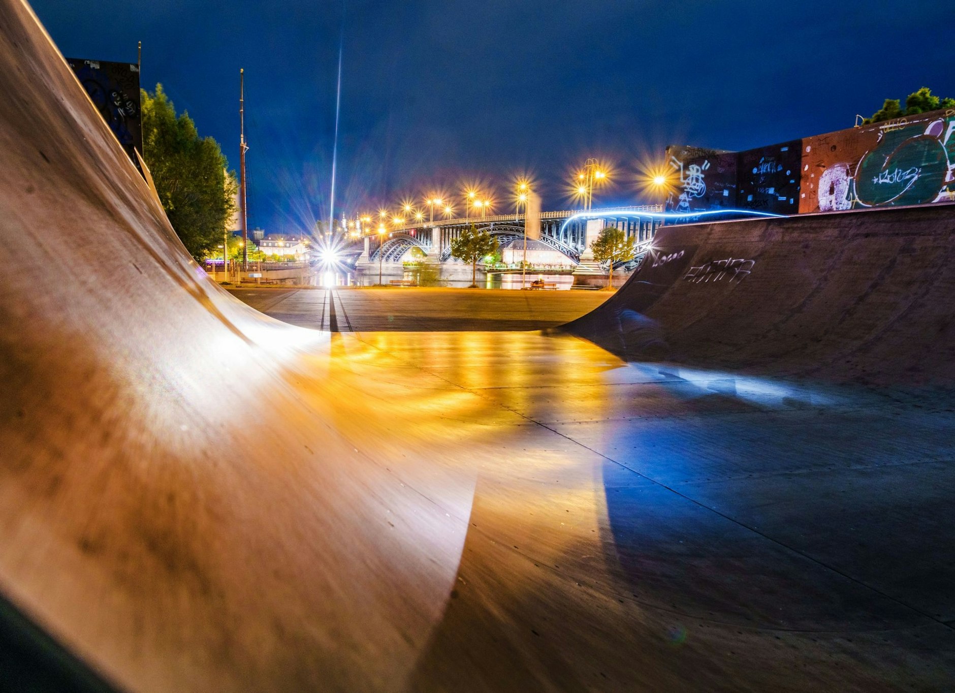 dpatopbilder - Nachts in Wiesbaden - oder doch in Mainz? Die gut beleuchtete Theodor-Heuss-Brücke, die im Hintergrund zu erkennen ist, verbindet über den Rhein die beiden Landeshauptstädte miteinander.  