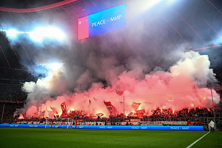 Das Zünden von Pyrotechnik könnte für den FC Bayern ein Nachspiel haben.  