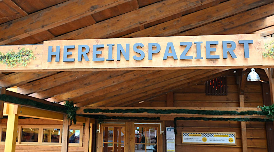 ARCHIV - Trotz Eingangskontrollen hat ein 19-Jähriger eine Machete mit auf das Frühlingsfest genommen.  