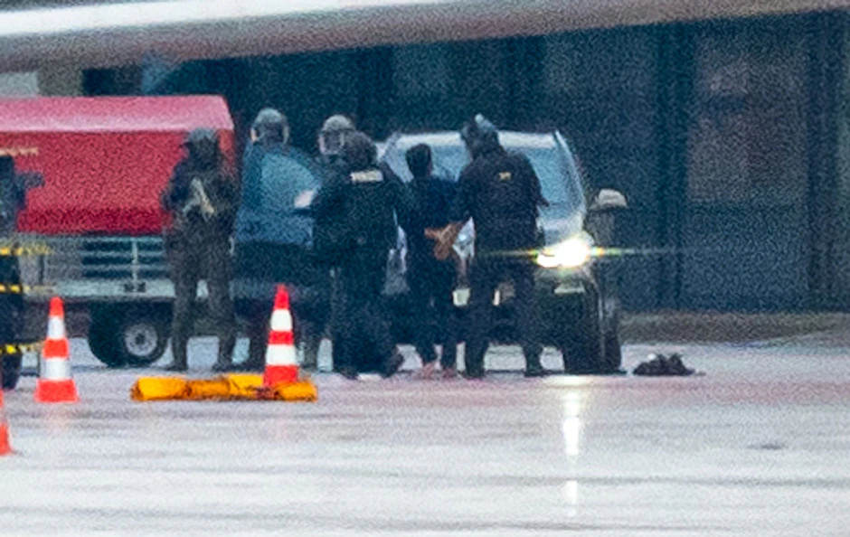ARCHIV - Mit seiner entführten Tochter im Auto soll der 35-Jährige drei Schranken durchbrochen haben und bis auf das Vorfeld des Hamburger Flughafens vorgefahren sein.  
