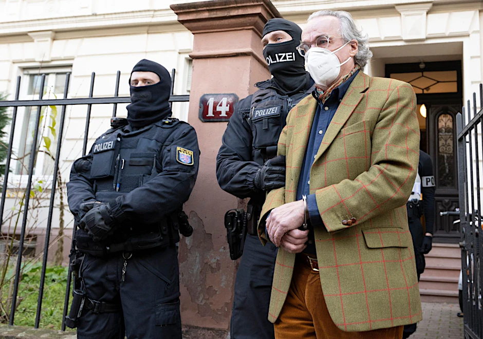 ARCHIV - Bei einer Razzia im Dezember 2022 gegen sogenannte «Reichsbürger» wurde auch Heinrich XIII. Prinz Reuß (r) abgeführt.  