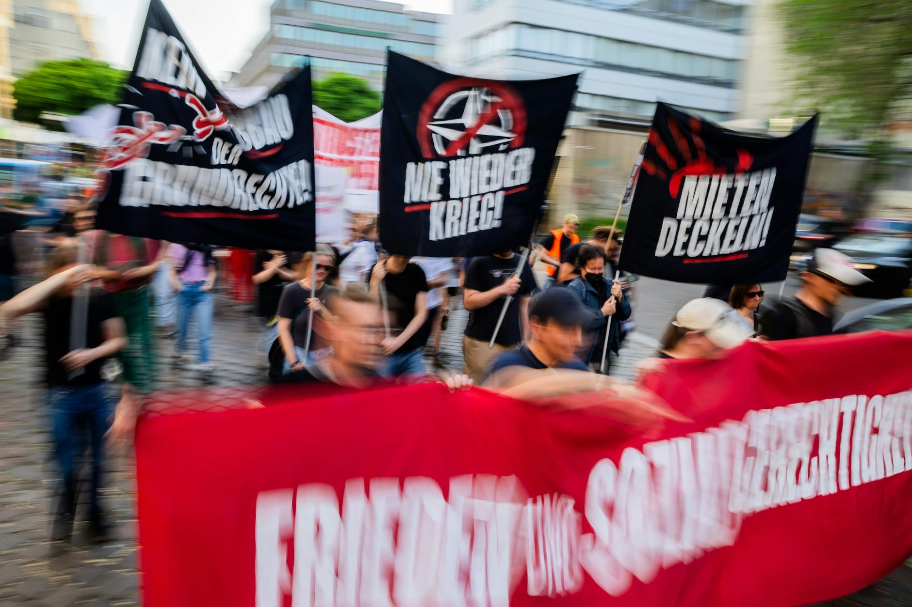 „Nie wieder Krieg“ ist neben anderen Parolen bei einer Demonstration linker Gruppen in Wedding zu lesen.