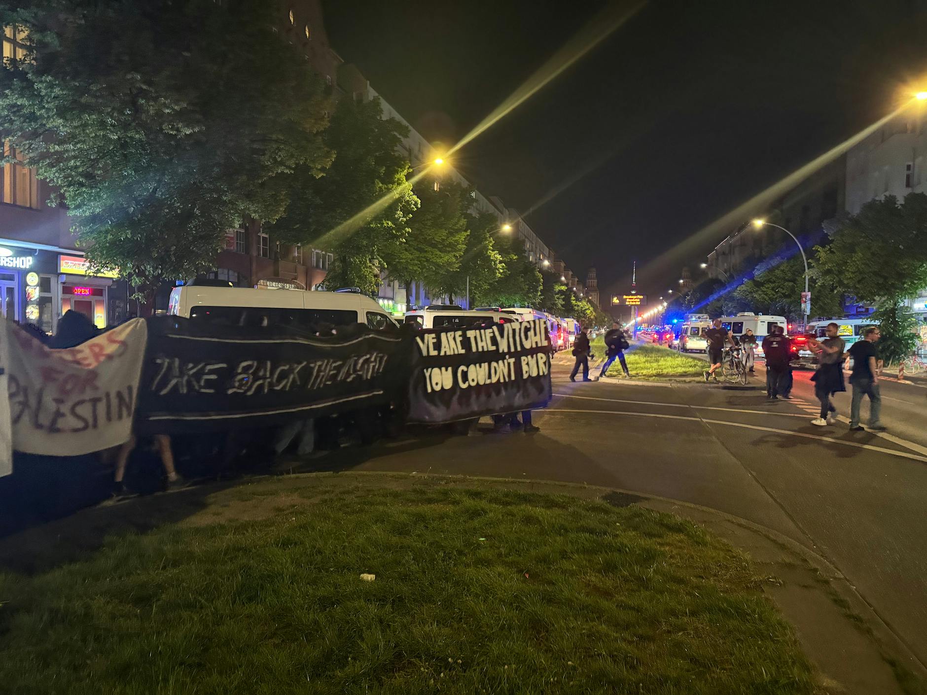 Die Demonstration zieht durch Friedrichshain. Etwa 200 Teilnehmende führen den schwarzen Block an der Spitze an.