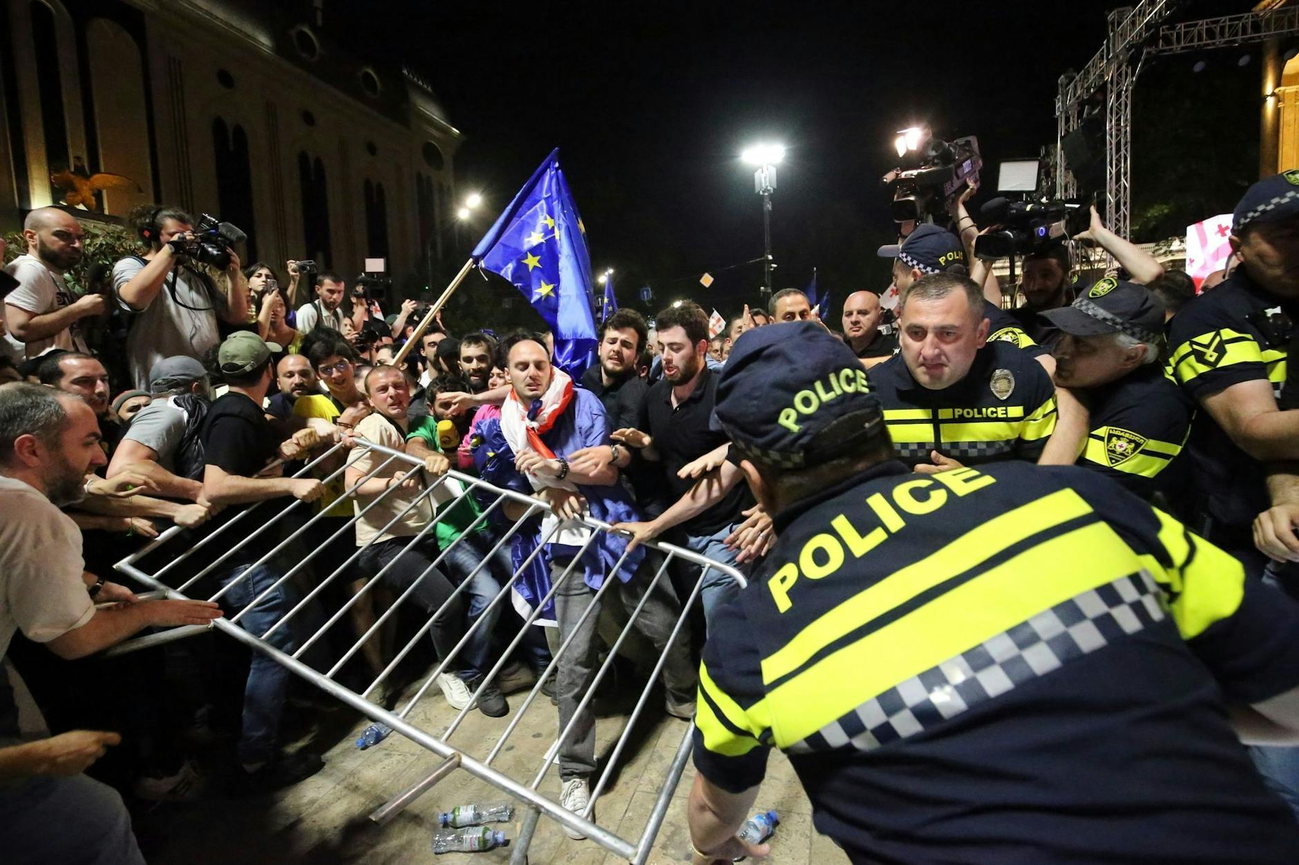 dpatopbilder - Menschen protestieren vor dem Parlamentsgebäude in Tiflis gegen ein geplantes Gesetz zur Kontrolle von Einflussnahme aus dem Ausland.