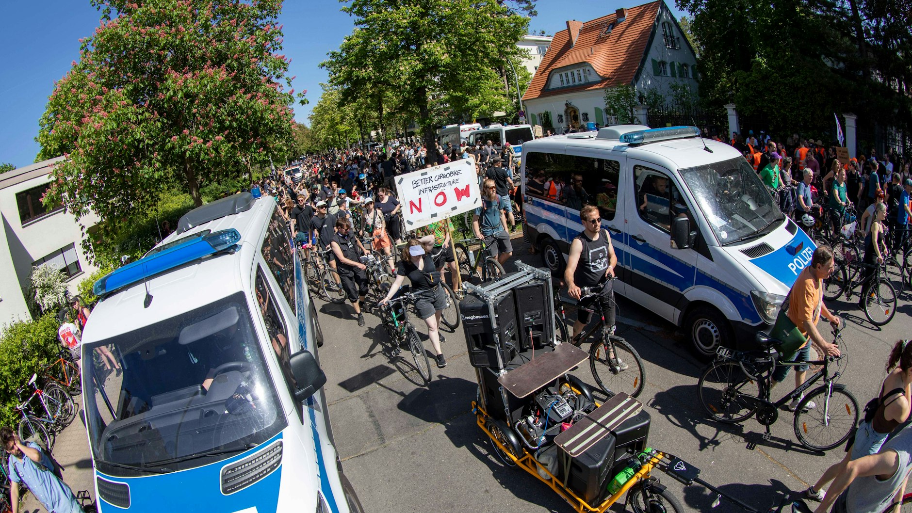 Mehr Party als Demo:  Die „MyGruni“-Demo zieht momentan Richtung S-Bahnhof Grunewald.