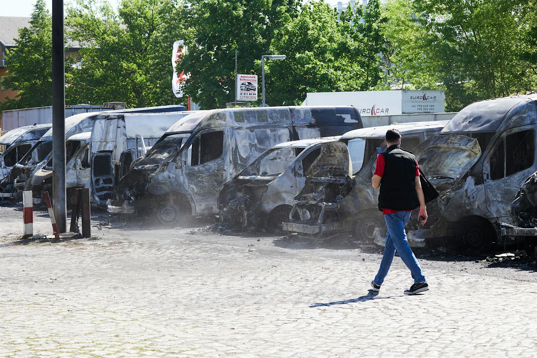 Berlin-Wittenau: Amazon-Transporter gehen in Flammen auf, Bekennerschreiben