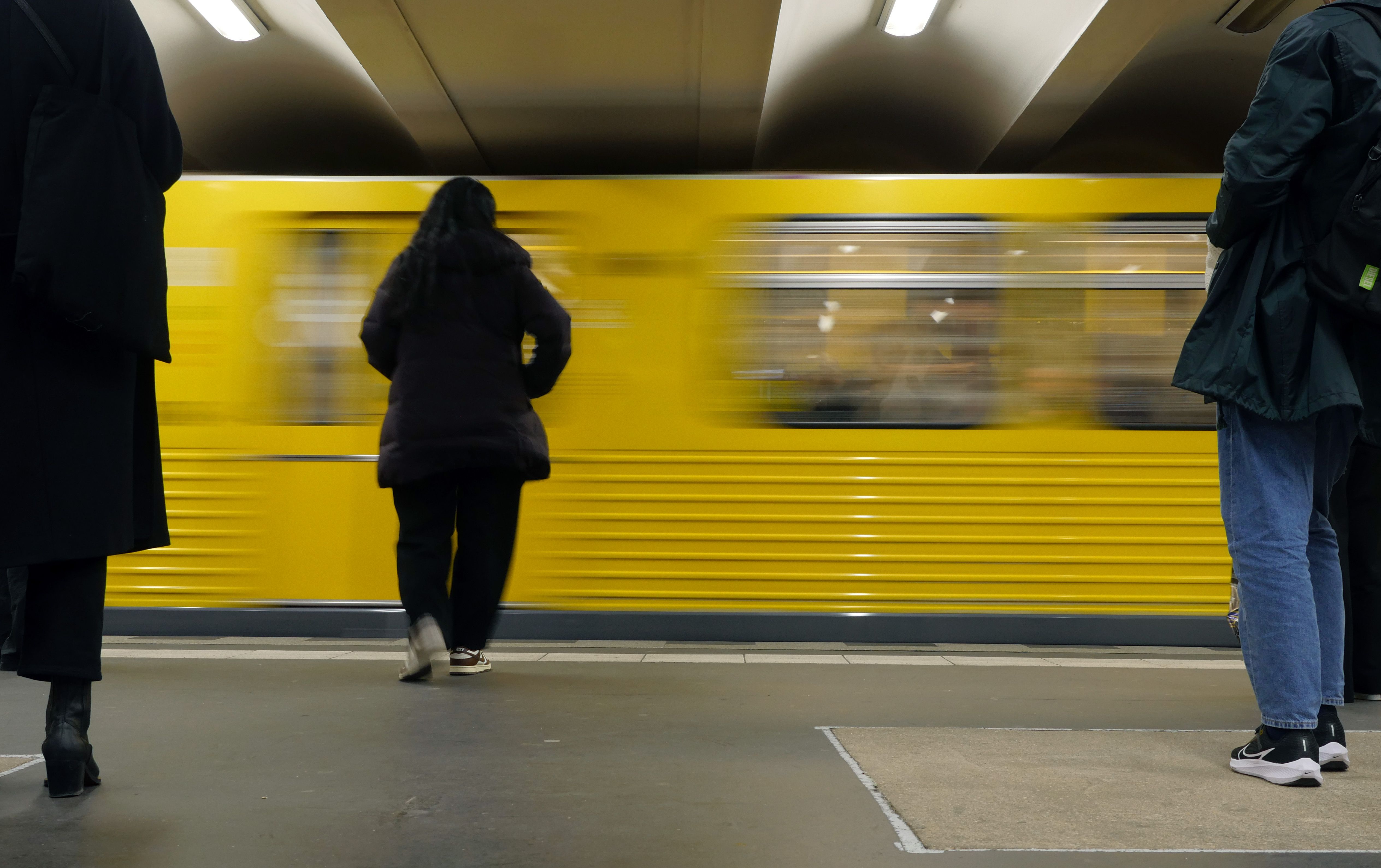 U-Bahnhof Alexanderplatz: Person stürzt auf Gleise – schwer verletzt