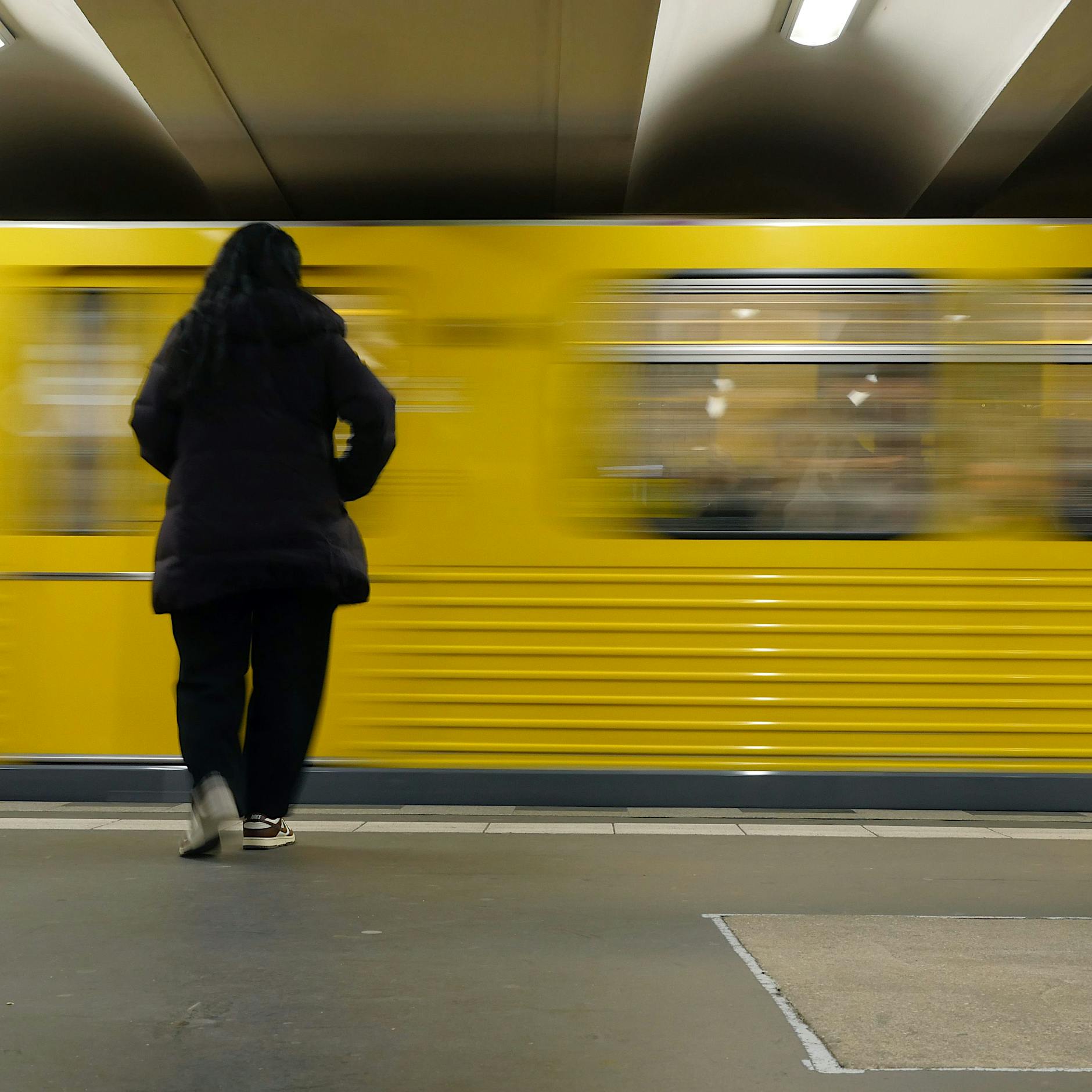 U-Bahnhof Alexanderplatz: Person stürzt auf Gleise – schwer verletzt