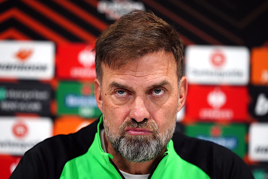 ARCHIV - Durch die Niederlage gegen Atalanta Bergamo drohen Liverpool und Trainer Jürgen Klopp nun das Aus in der Europa League.  