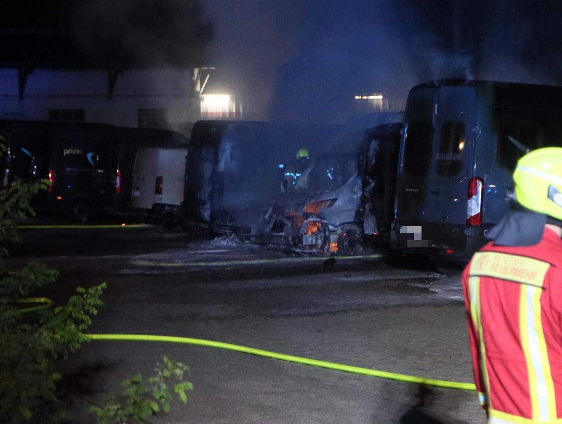 Berlin-Wittenau: Amazon-Transporter gehen in Flammen auf