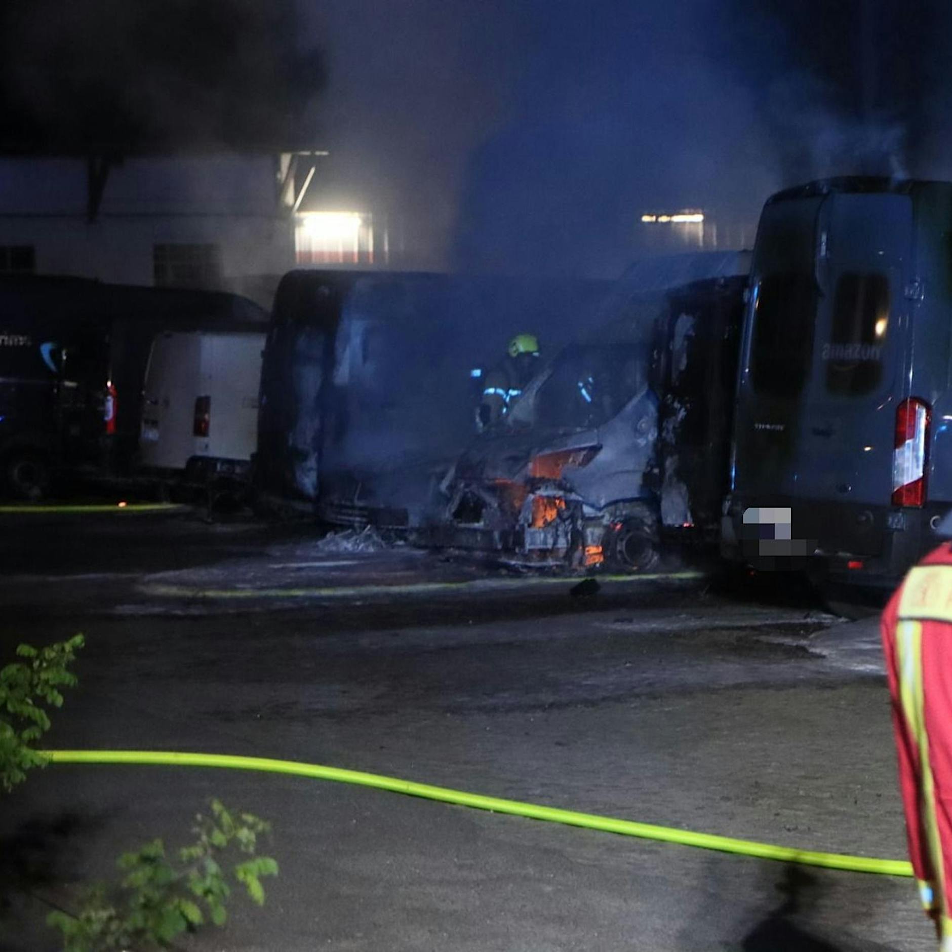 Berlin-Wittenau: Amazon-Transporter gehen in Flammen auf