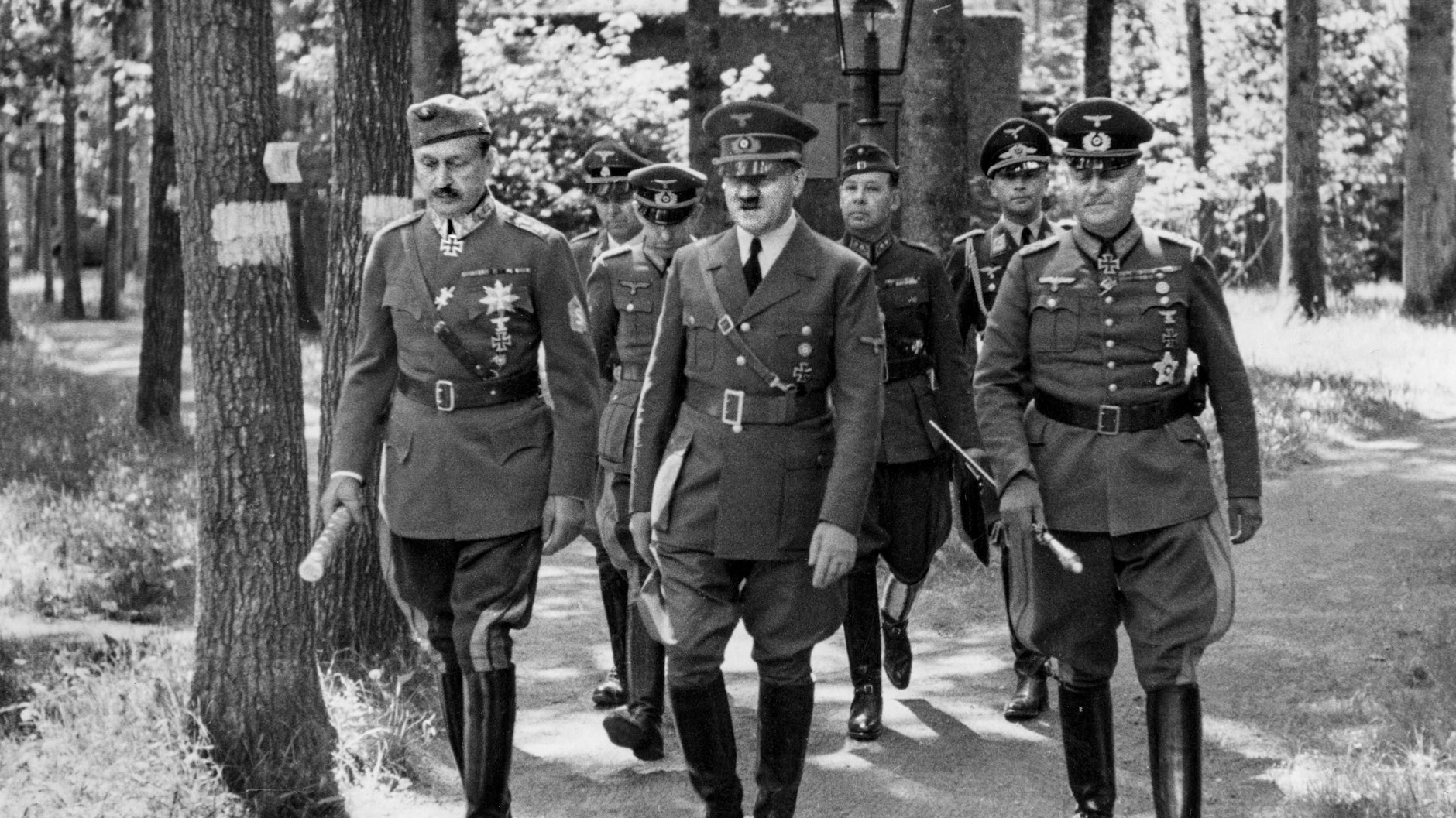 Adolf Hitler in Begleitung mehrerer Nazis auf der Wolfsschanze, aufgenommen im Jahr 1942.
