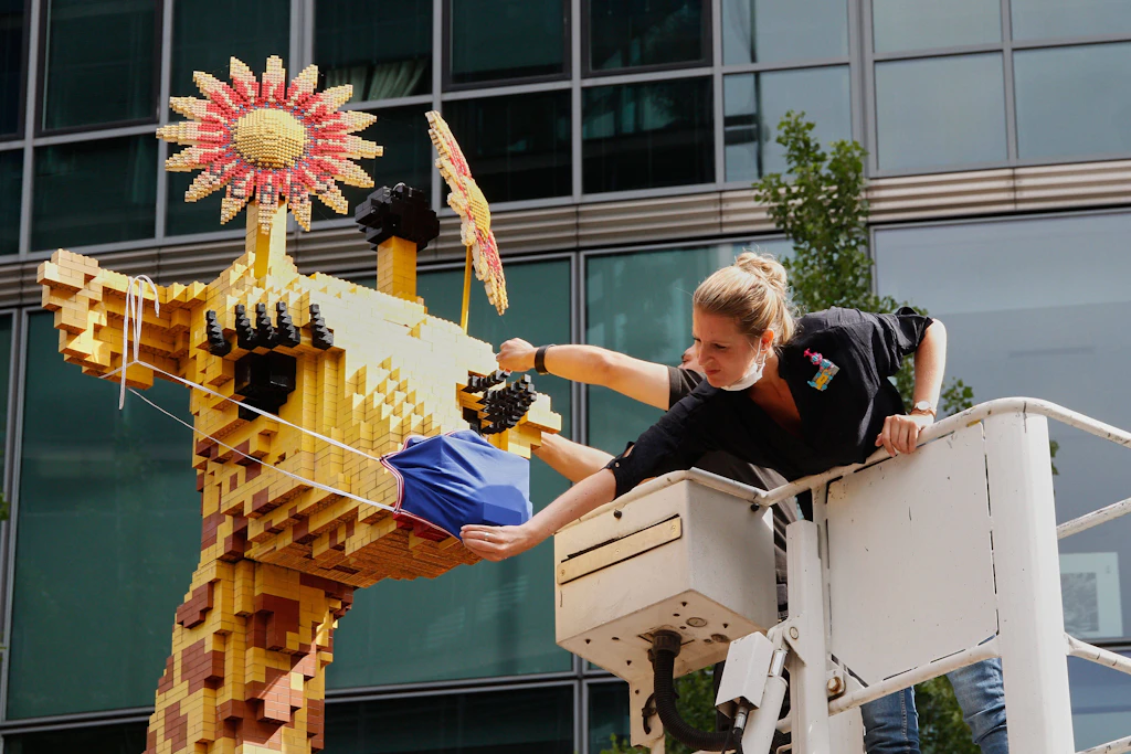 Was ist los, Berlin? Es rockt im Mai – und eine Lego-Giraffe badet