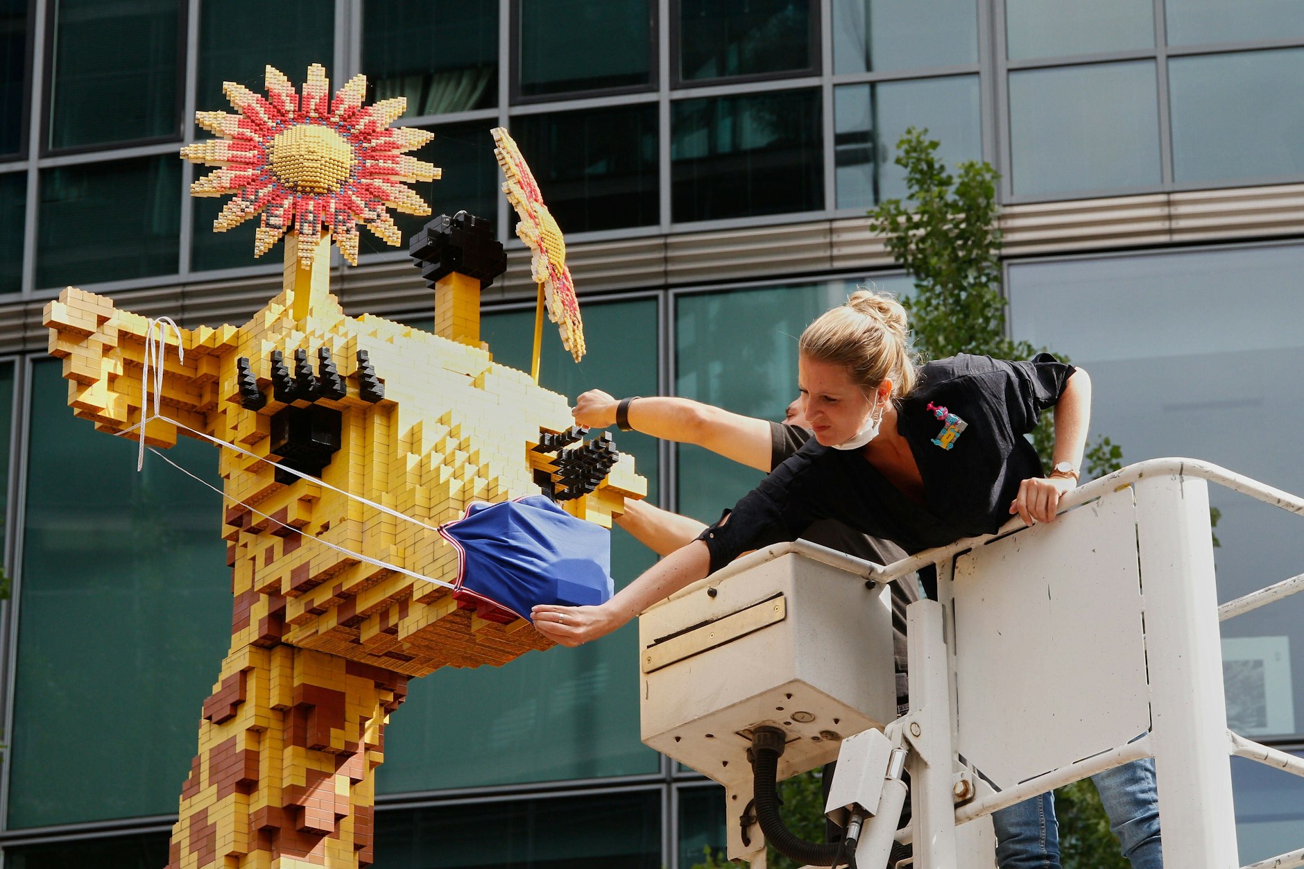 So sieht es aus, wenn in Berlin eine Giraffe aus Lego-Steinen Badetag hat.
