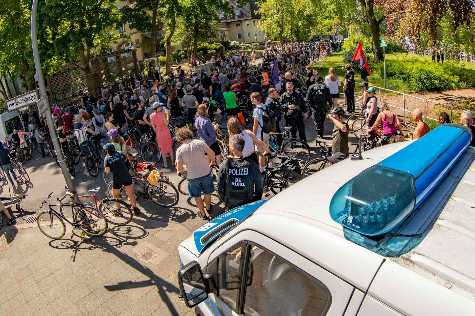 Friedliche Stimmung auf dem Johannaplatz in Berlin-Grunewald kurz vor Beginn der Demonstration