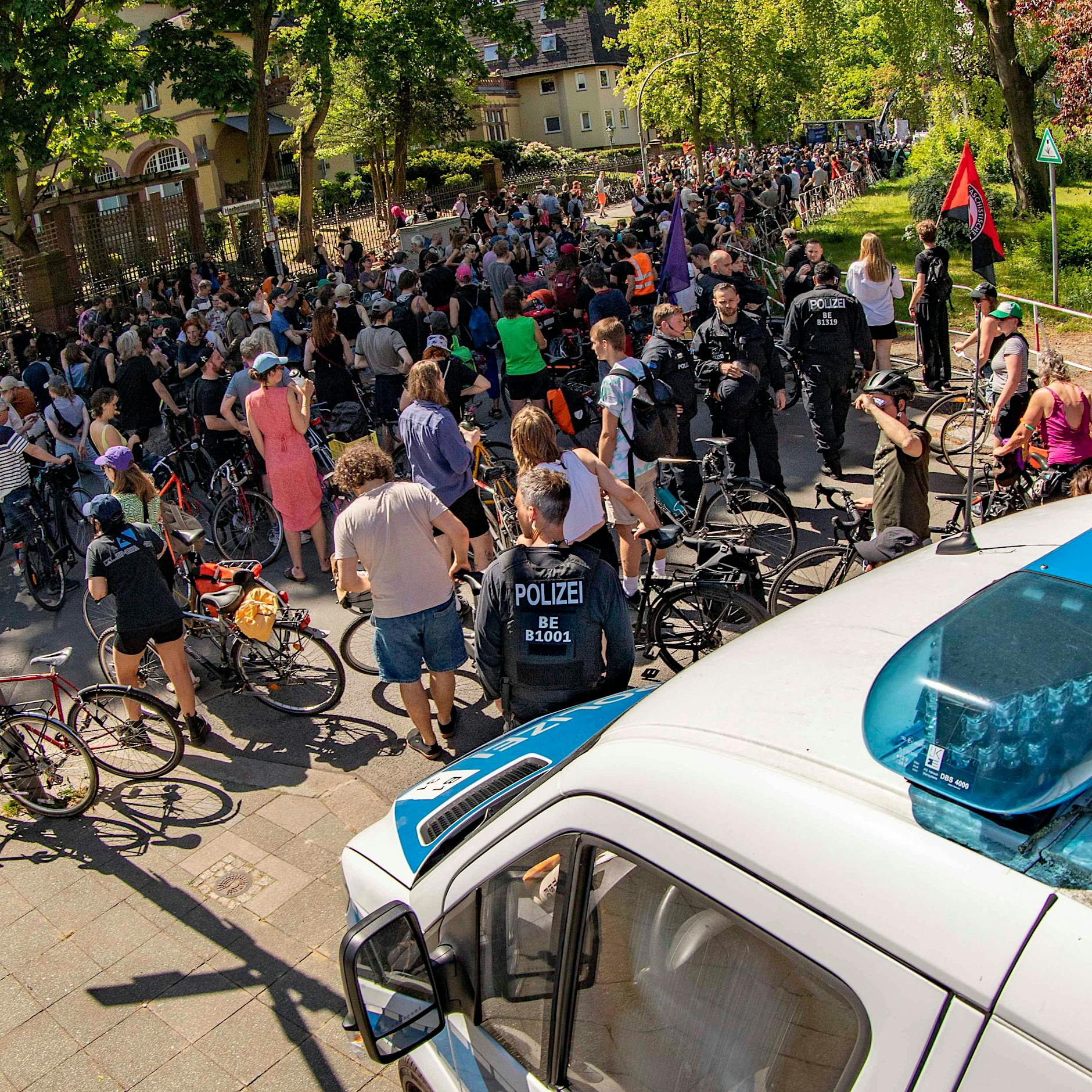 1. Mai in Berlin: Tausende bei „Razzia“ im Grunewald, Farbeierwürfe in der Walpurgisnacht