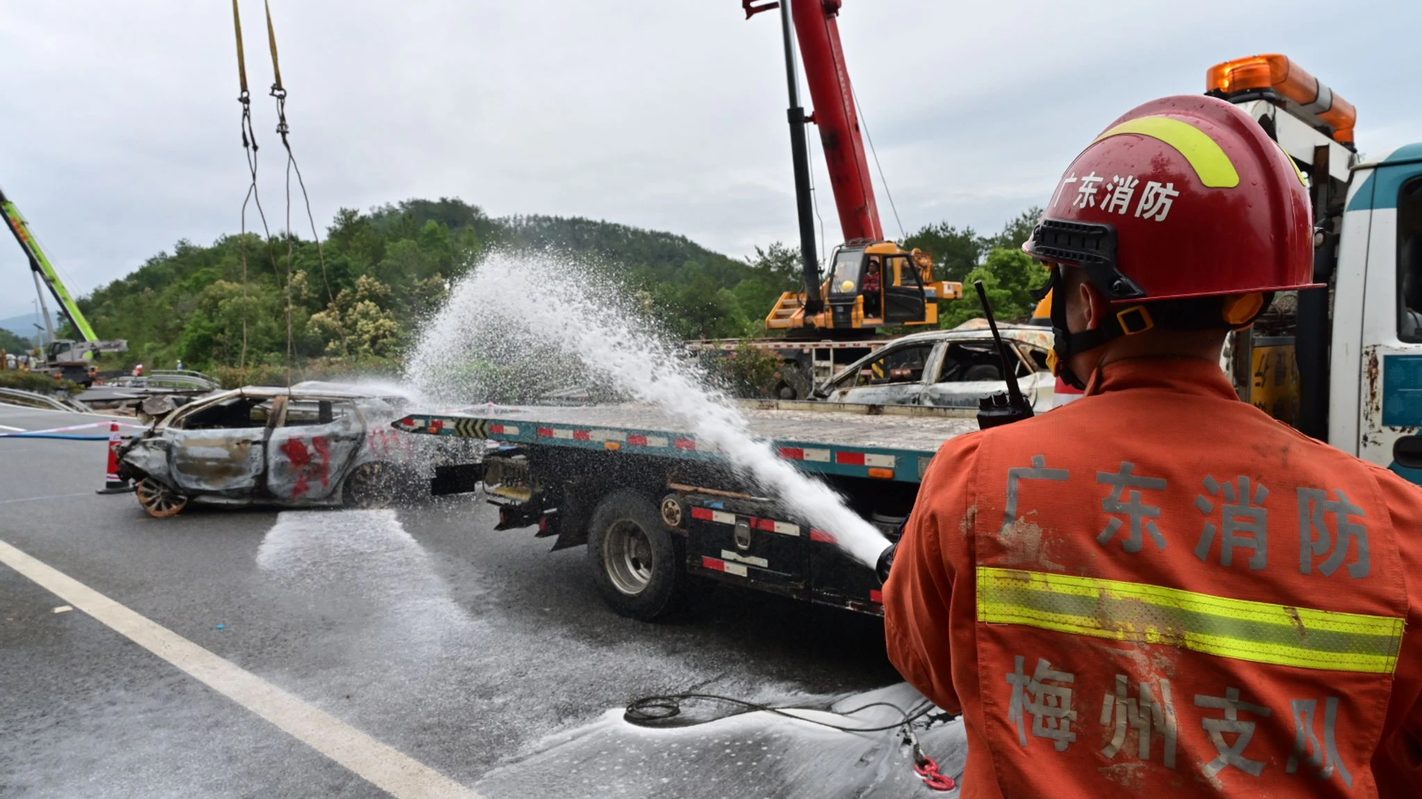 Bei dem Unglück kam es auch zu Bränden. Feuerwehrleute auf der Schnellstraße Meizhou-Dabu in der Provinz Guangdong