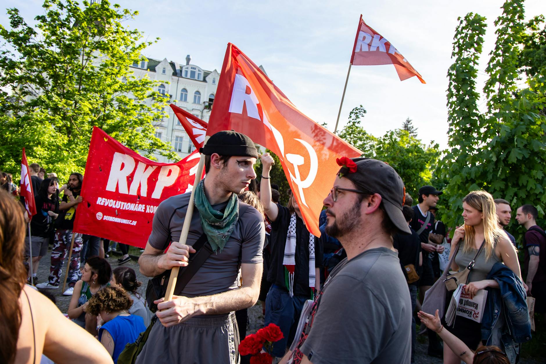 In Berlin-Kreuzberg sammeln sich Menschen am 1. Mai.