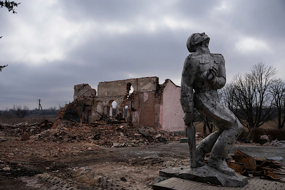 ARCHIV - Ein zerstörtes Kulturhaus in der Nähe von Awdijiwka: Seit zwei Jahren führt Russland seinen Angriffskrieg gegen die Ukraine.  