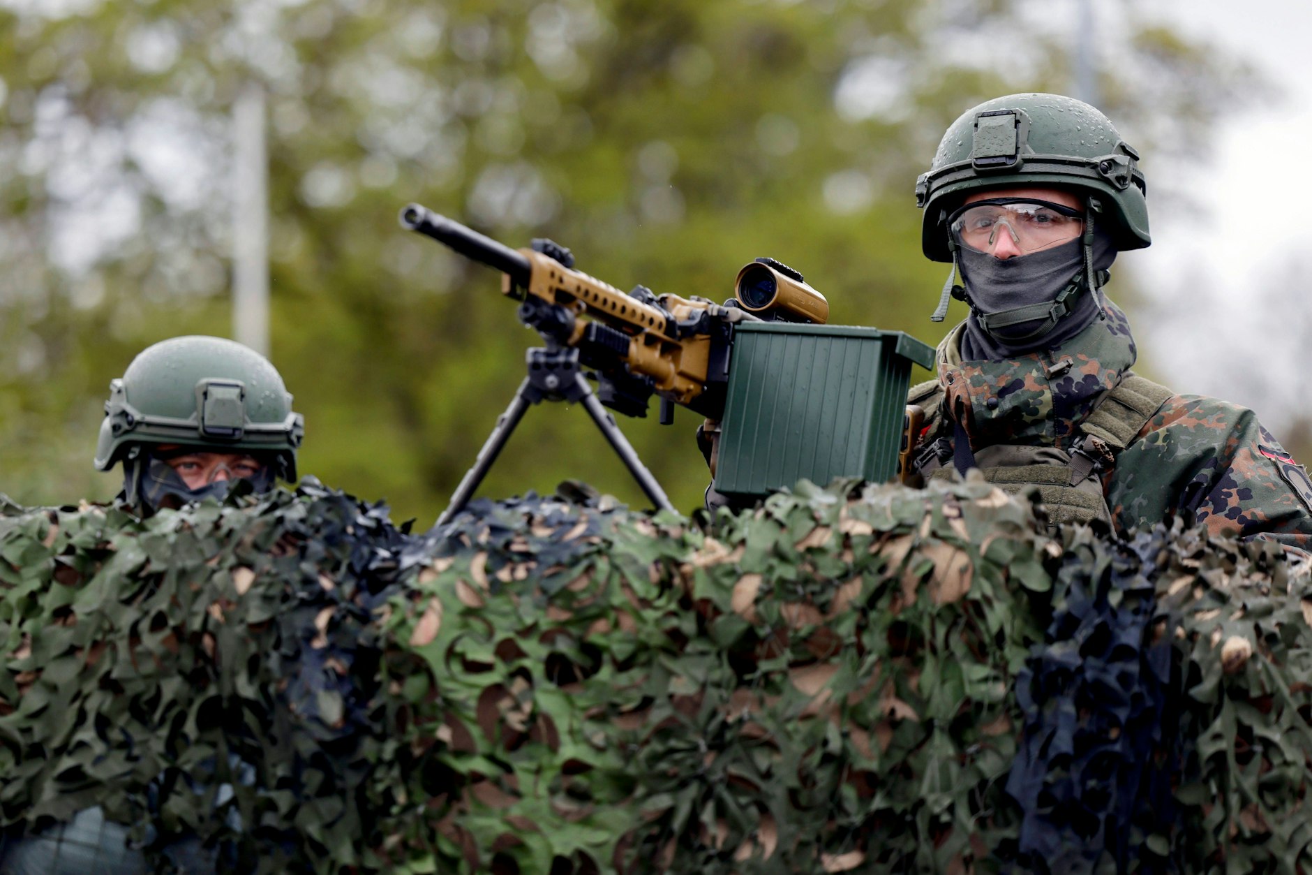 Ein Bundeswehrsoldat an einem Maschinengewehr: Bald werden noch mehr junge Männer und Frauen den Dienst an Waffe tätigen, wenn die Wehrpflicht in Deutschland wieder eingesetzt wird.