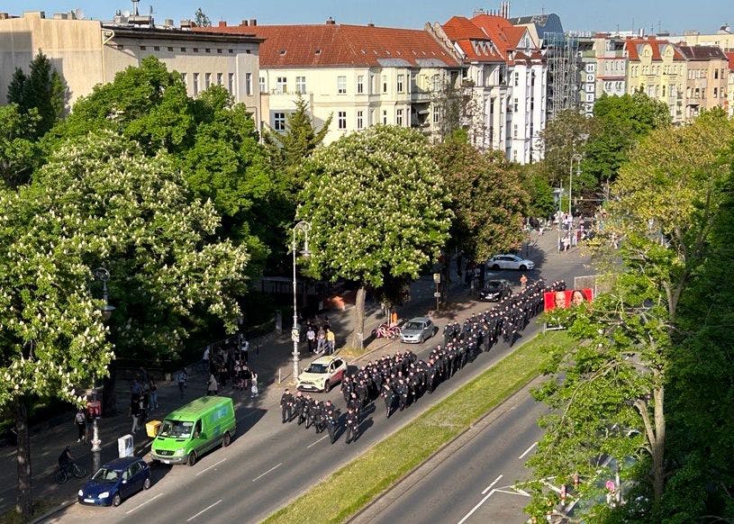 Die Polizei marschiert in Höhe der Hasenheide über die Straße.