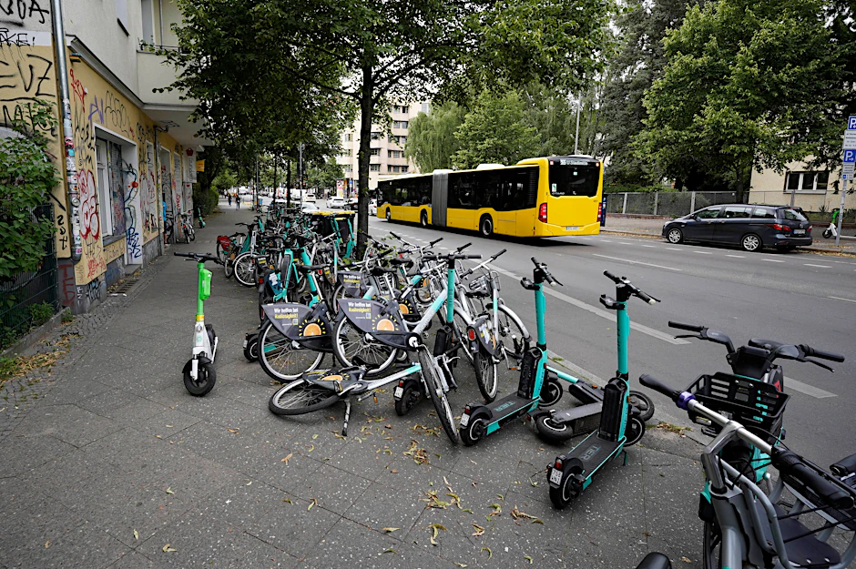 E-Scooter sind in Bussen und Bahnen der BVG künftig nicht mehr erlaubt.