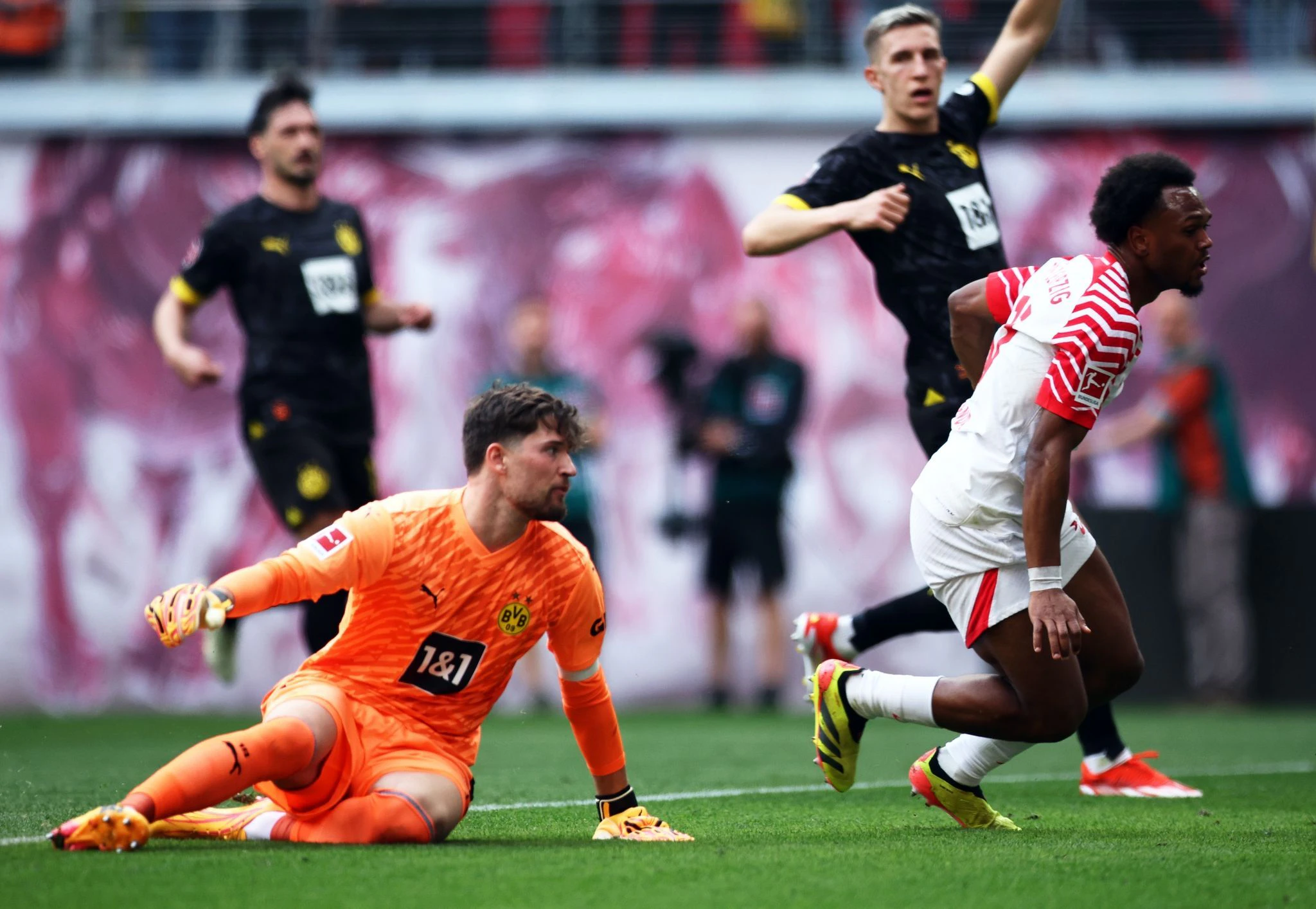Torhüter Gregor Kobel (l) und der BVB kassierten in Leipzig eine Niederlage.  