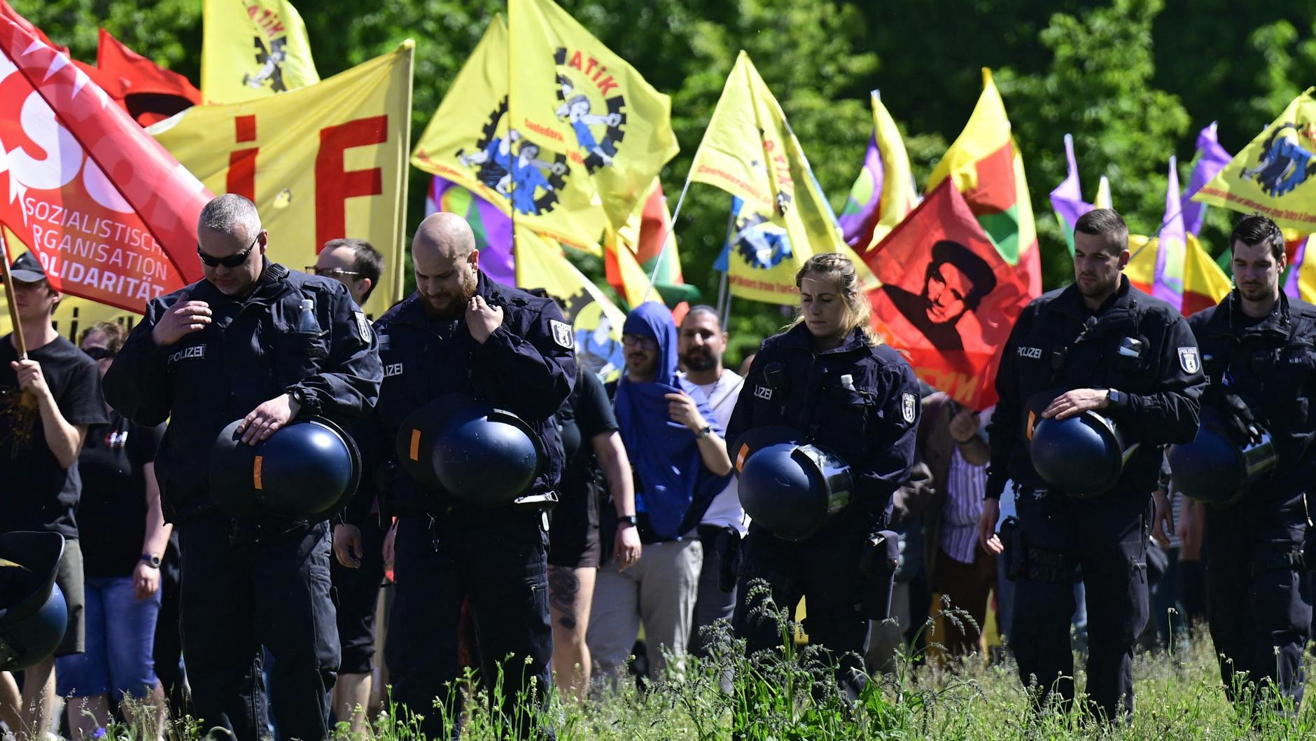 1. Mai in Berlin: Polizei findet Steinlager auf Dächern, Wegner ärgert sich über Einsatzkosten