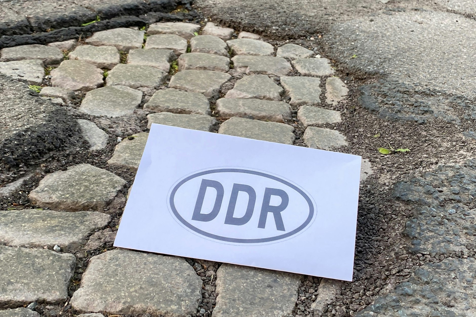 Die Schlaglöcher auf Potsdams Straßen bringen sie wieder zutage - die Pflastersteine aus Zeiten der DDR.