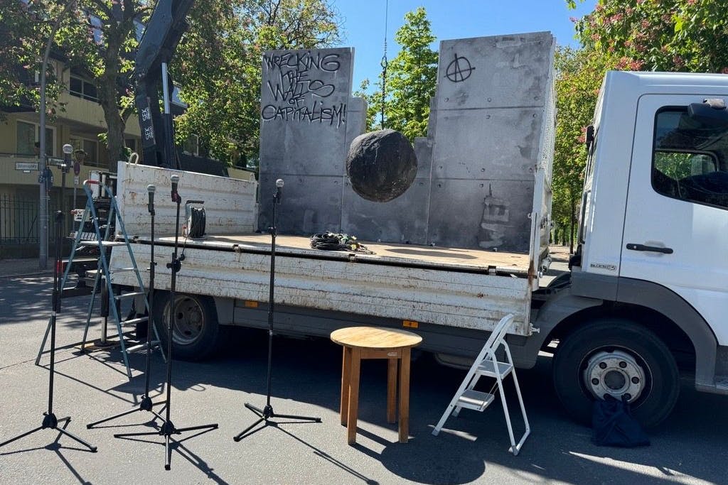 Auf einem Lastwagen in Grunewald ist ein Wrecking-Ball wie im Miley-Cyrus-Video zu sehen.