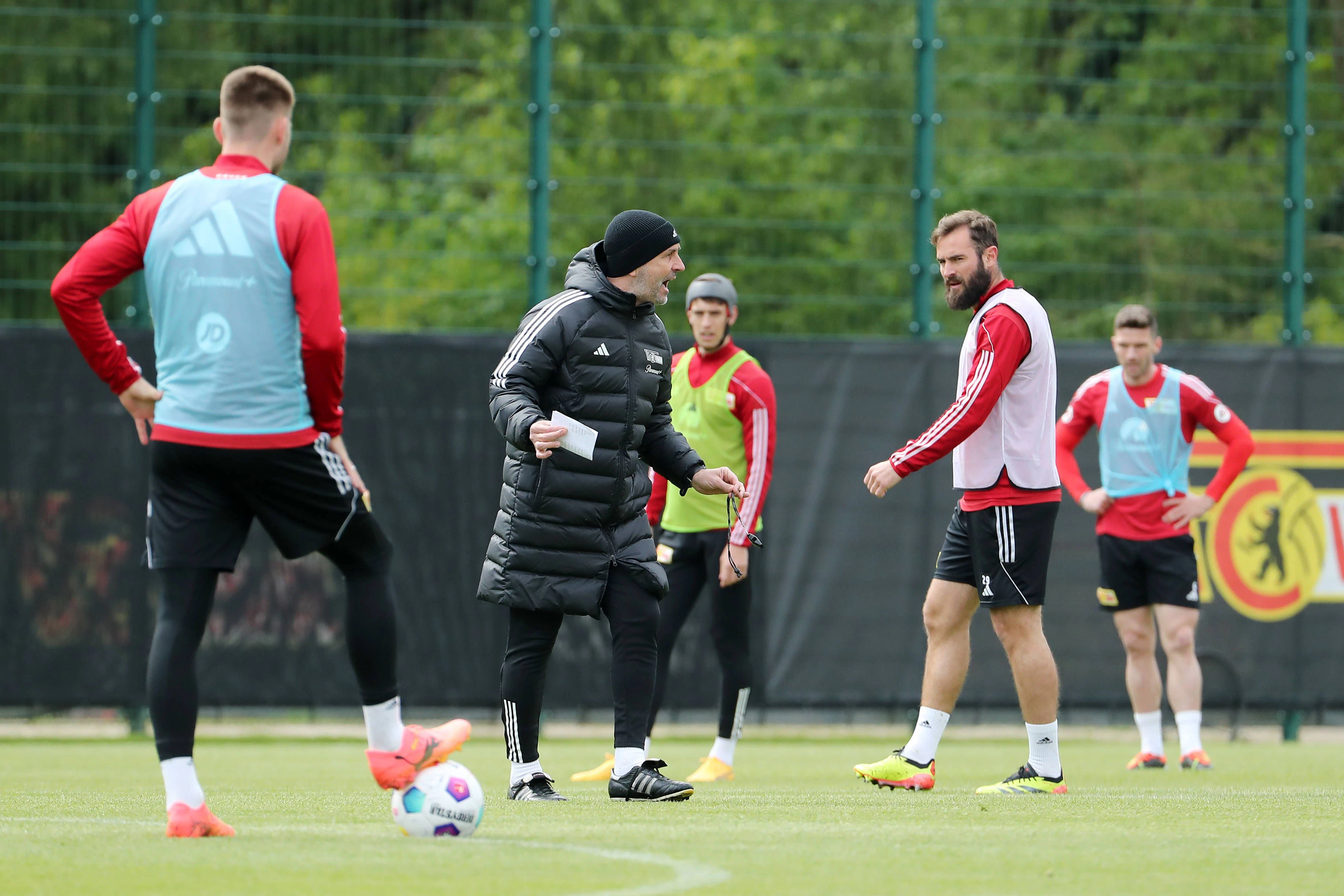 Union-Trainer Nenad Bjelica wird von einigen Spielern kritisch beäugt und muss vor dem wichtigen Spiel gegen Bochum mit einem brisanten Gerücht leben.