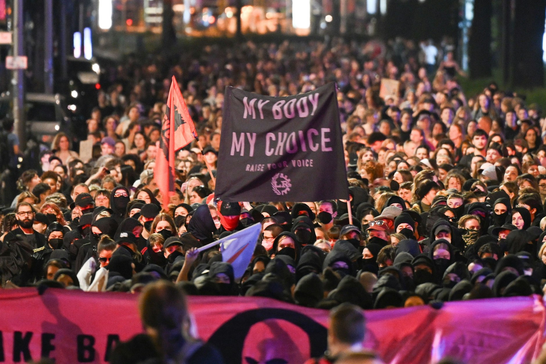 „My body my choice“ steht auf einem Banner während der Frauen-Demonstration „Take back the night - Queer-feministische Demonstration“